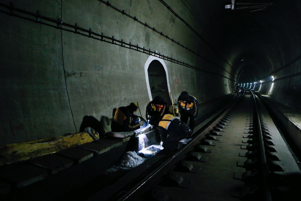 感城镇铁路运营隧道病害现状